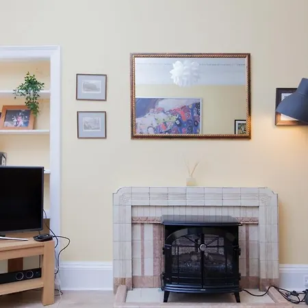 Elegant Traditional Centre Flat Edynburg