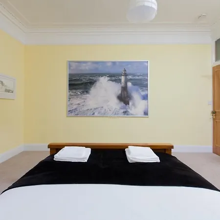 Elegant Traditional Centre Flat *