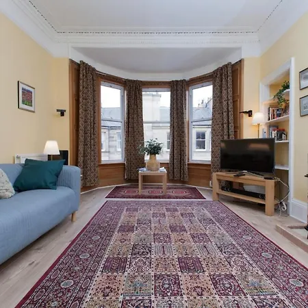 Elegant Traditional Centre Flat *