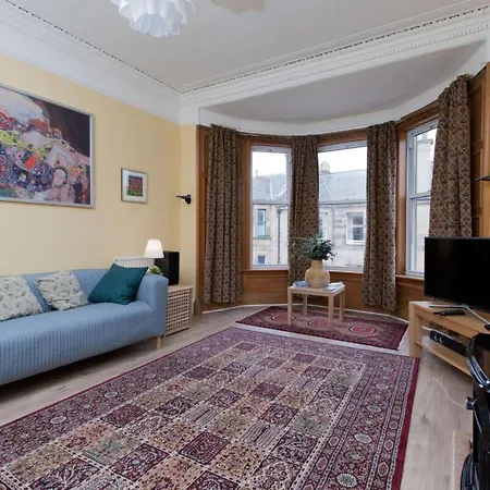 Elegant Traditional Centre Flat *