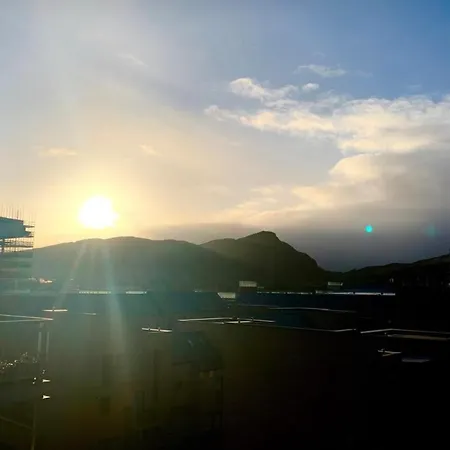2 Bedroom Flat With Balcony Views Of Arthur's Seat شقة