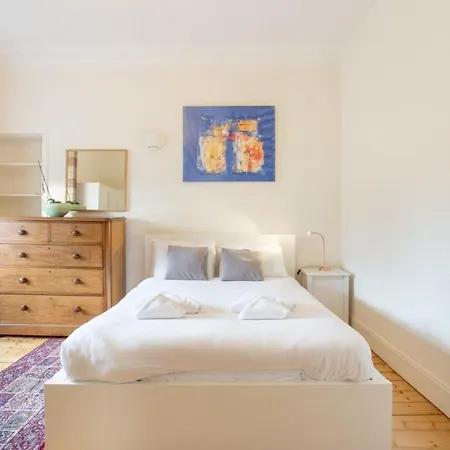 Spacious Traditional 3 Bedroom Flat In New Town Διαμέρισμα *