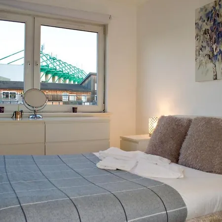 2 Bedroom Flat With Balcony Views Of Arthur's Seat شقة
