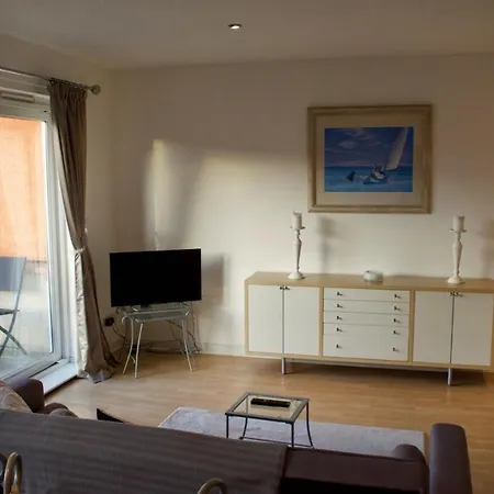 2 Bedroom Flat With Balcony Views Of Arthur's Seat *
