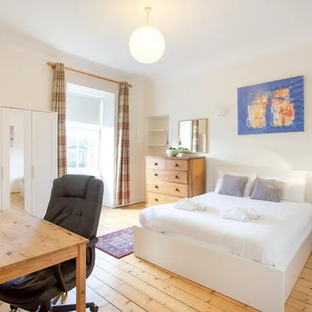 Apartamento Spacious Traditional 3 Bedroom Flat In New Town *