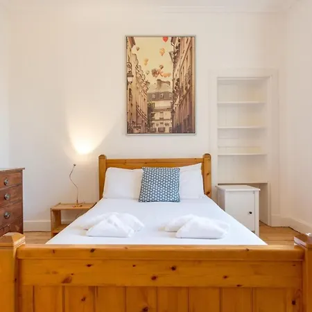 Spacious Traditional 3 Bedroom Flat In New Town *