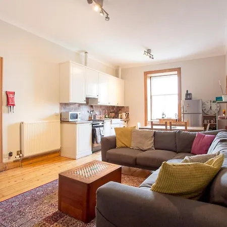Spacious Traditional 3 Bedroom Flat In New Town Διαμέρισμα
