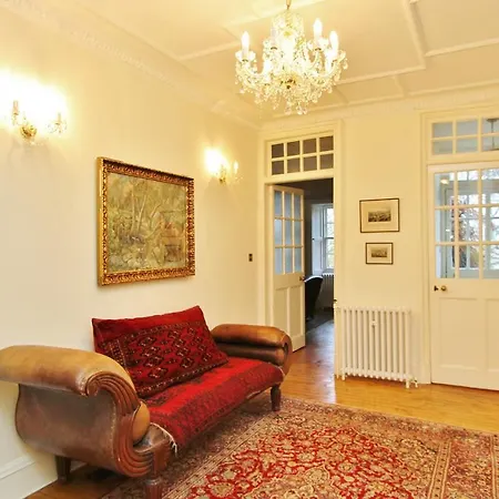 Apartment 3 Bed Apt In Historic Ramsay Garden