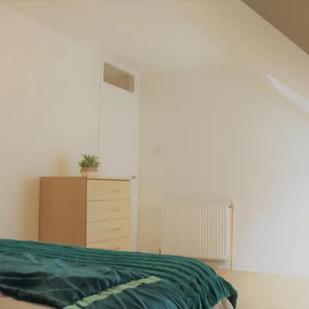 3 Bedroom Centre In Lauriston Place * Edinburg