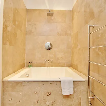3 Bed Apt In Historic Ramsay Garden Apartment Edinburgh