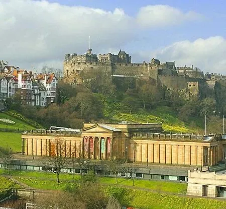 3 Bed Apt In Historic Ramsay Garden