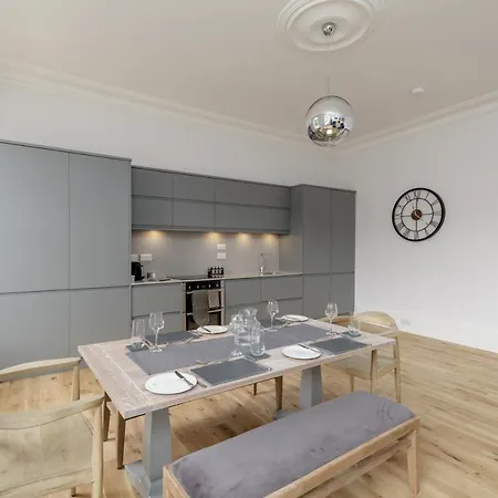 Two Bed New Town Flat With Magnificent Views Apartment