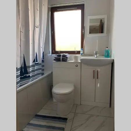 Apartmán Chic 2 Bed With Free Parking- Recently Redecorated, 10 Minutes To Centre Edinburgh