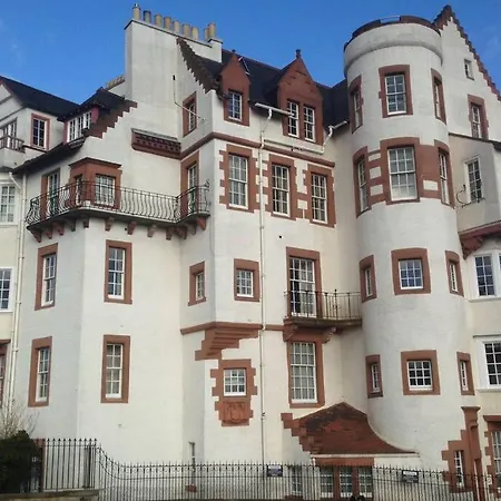 Fabulous 4 Bedroom Castle View شقة