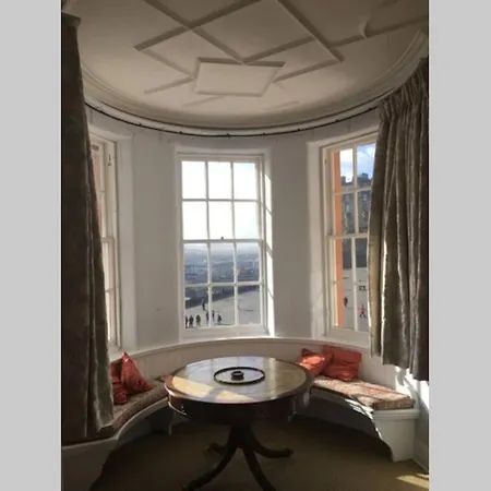 Fabulous 4 Bedroom Castle View شقة *
