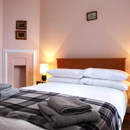 Fabulous 4 Bedroom Castle View * إدنبرة