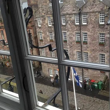 Fabulous 4 Bedroom Castle View شقة