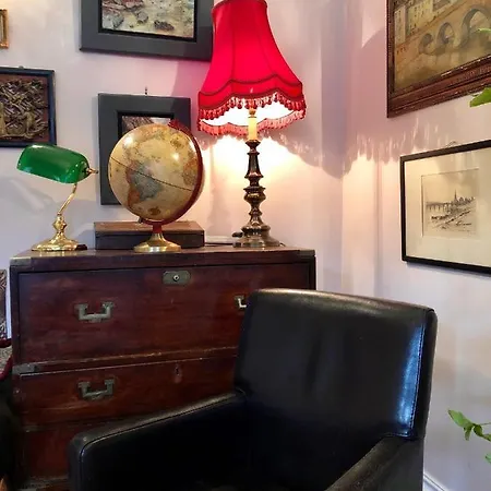 With Parking, Original Art And Antiques Apartment *