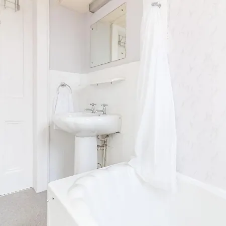 Sunny & Trendy 2bds Flat, Close To The Royal Mile! * Edinburgh