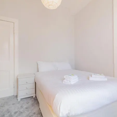 Sunny & Trendy 2bds Flat, Close To The Royal Mile!