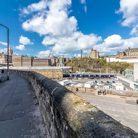 Sunny & Trendy 2bds Flat, Close To The Royal Mile! *