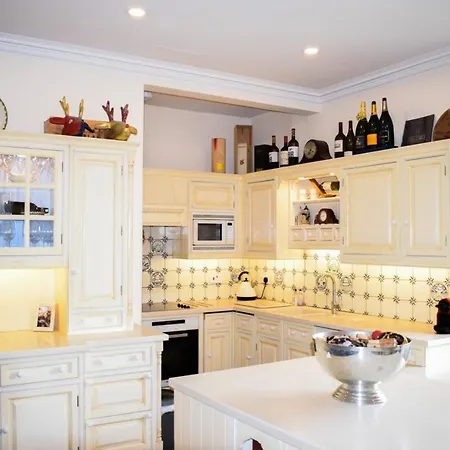 Beautiful & Bright Three Bedroom Apartament