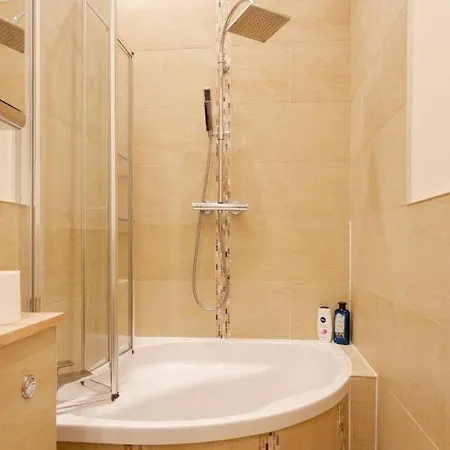 Large & Bright 2bd Flat In *