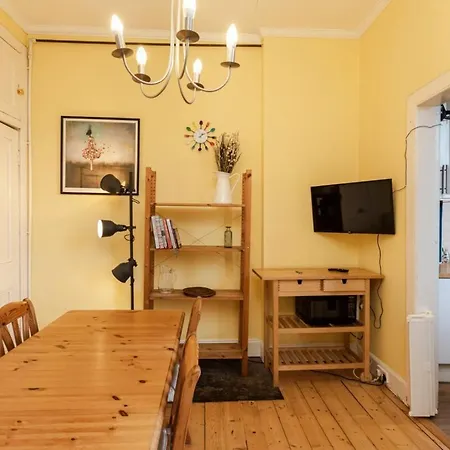 Large & Bright 2bd Flat In Apartment Edinburgh