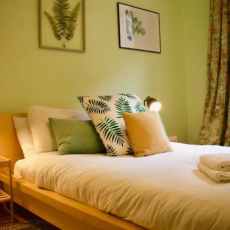 3 Bedroom Next To Leafy Meadows *