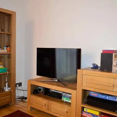 Modern 2 Bedroom Property In Central Edinburgh