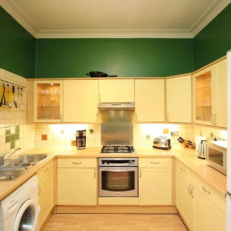 Classic Flat Close To City Centre! Sale! * Edinburgh