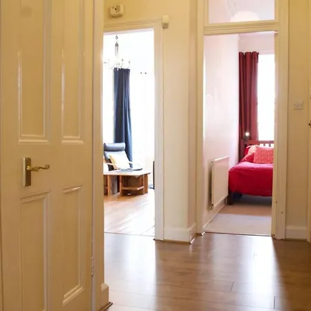 Beautiful Traditional 3 Bedroom In Apartment *