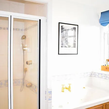 Beautiful & Bright Three Bedroom Apartament Edynburg