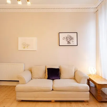 Large & Bright 2bd Flat In Apartment Edinburgh