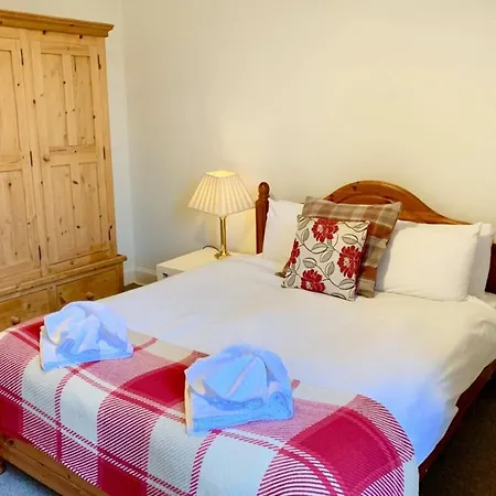Spacious And Bright Polworth Flat *