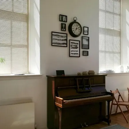 Mezzanine In Historic School * 에든버러