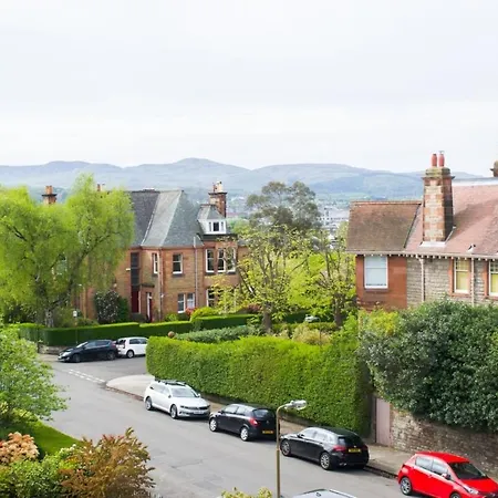 Beautiful & Bright Three Bedroom Apartament *