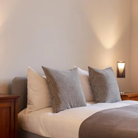 Large & Bright 2bd Flat In Apartment