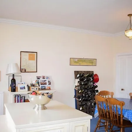 Beautiful & Bright Three Bedroom * Edynburg