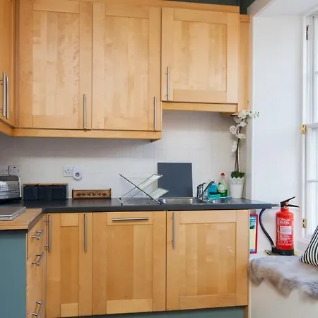 Apartment Spacious 4 Bedroom Near Meadows *