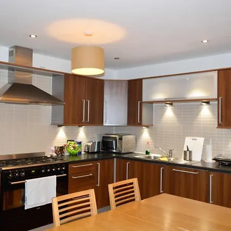 Modern 2 Bedroom Property In Central Apartment