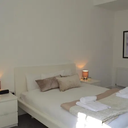 Spacious 3 Bedroom Flat In The Centre * Edinburgh