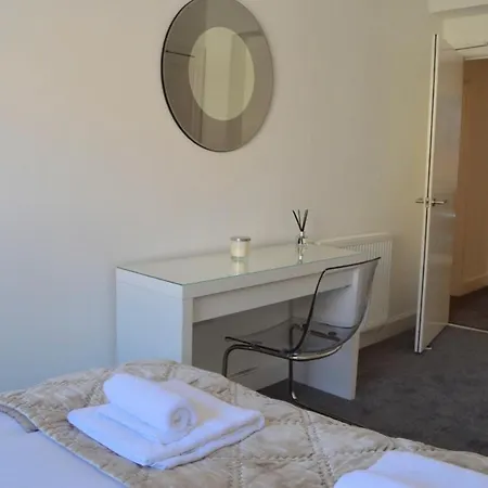 Spacious 3 Bedroom Flat In The Centre Apartment *