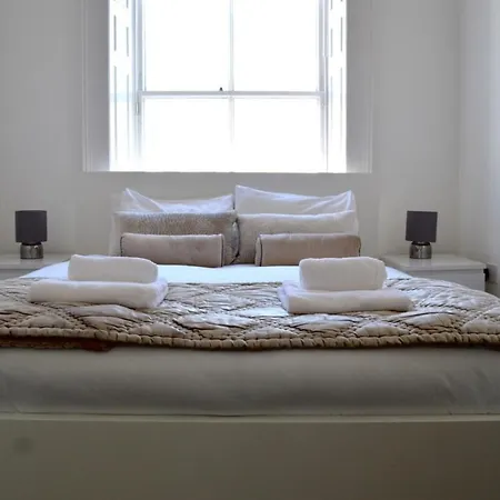 Spacious 3 Bedroom Flat In The Centre