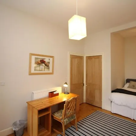 Classic Flat Close To City Centre! Sale! * Edinburgh