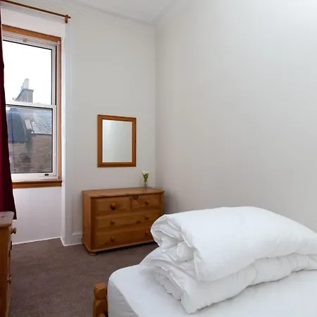 Spacious And Bright Polworth Flat