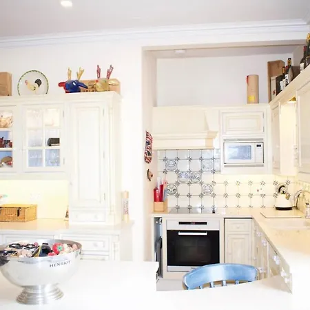 Beautiful & Bright Three Bedroom Apartament *