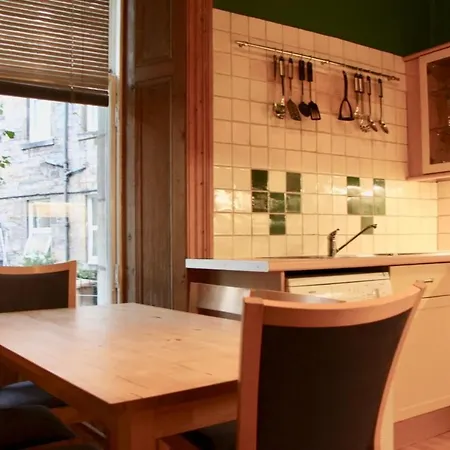 Classic Flat Close To City Centre! Sale!