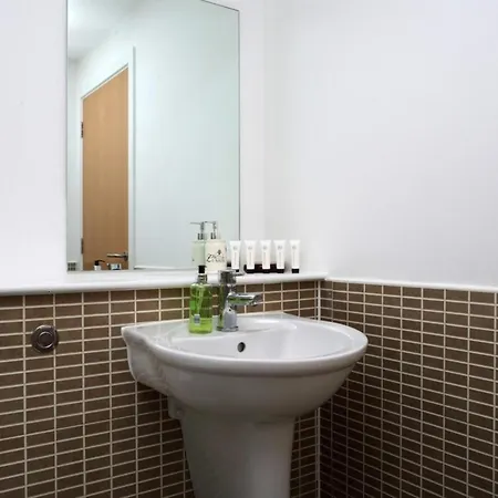 Modern 2 Bedroom Apartment In Leith With Sea Views Edynburg
