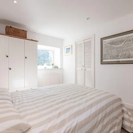 Bright Free Parking- Sleeps 4 *